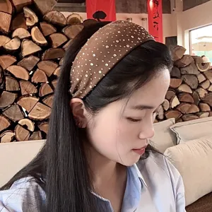 Brede strass haarband voor vrouwen, bruine sprankelende haarring, elegant mode haaraccessoire.