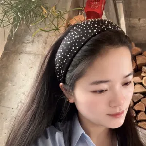 Zwarte brede strass haarband met sprankelende kristallen voor stijlvolle dagelijkse haarstyling.