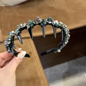 Handmade crystal stone beaded hair hoop with teeth, versatile black hair accessory for women.