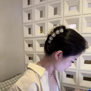 Elegante Perlen Blumen Haarklammer für Damen süßer koreanischer Stil Haaraccessoire.