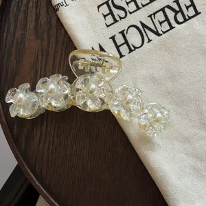 Transparente Blumen Acryl Haarklammer mit Perlen für Damen elegante Frisur Styling.