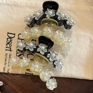 Detaillierte Nahaufnahme der süßen Blumen Perlen Haarklammer, elegantes Design für das Styling.
