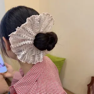 Süßes Spitzen Netz Haarscrunchie französisches elegantes Haaraccessoire Detailansicht