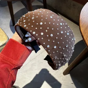 Bruine brede strass haarband voor vrouwen, elegante sprankelende kristalen haarhoepel stijl.