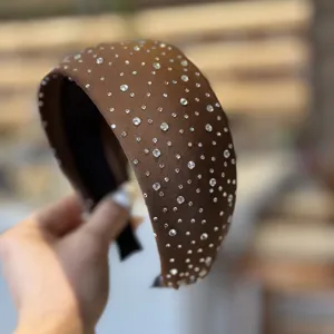 Detail bruine brede haarband met strass, schitterende kristalen haaraccessoire close-up.