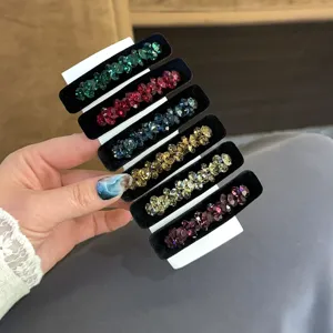 Vue détaillée de pinces à cheveux en velours strass, ensemble barrettes brillantes.