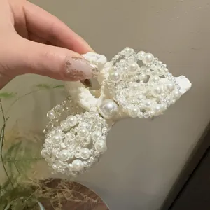 Nahaufnahme der koreanischen Perlen Schleife Haarklammer, elegantes französisches Luxus Haaraccessoire.