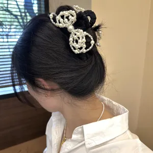 Detailaufnahme der eleganten Perlen-Schleifen-Haarklammer für stilvolle Hochsteckfrisuren.