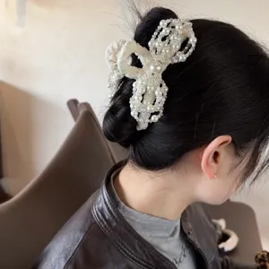 Stilvolle Perlen Schleife Haarklammer für Damen, französische Haarspende für schickes Styling.