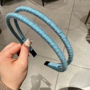 Blaues garnummwickeltes doppeltes Haarreif Detailbild, minimalistisches Accessoire für Damen.