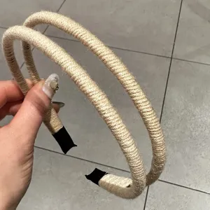 Detailaufnahme der Textur des doppelt gewickelten Haarreifs mit Garn Accessoire