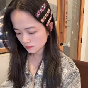 Pinces à cheveux élégantes en strass étincelants pour femmes, accessoires de coiffure tendance.