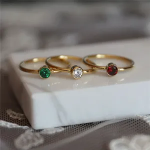 Bague minimaliste en argent 925 plaqué or 14k sertie de pierres colorées pour femmes.