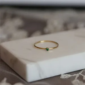 Bague minimaliste en argent sterling 925 plaqué or 14K avec une délicate pierre précieuse verte.