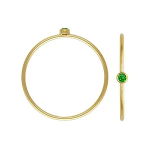 Bague fine plaquée or 14k minimaliste avec pierre verte sertie clos bijou délicat et élégant