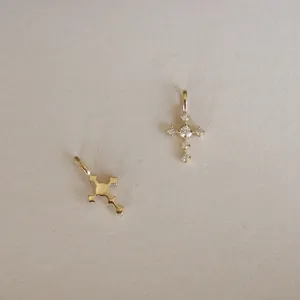 Εξαιρετικό 14k επιχρυσωμένο μενταγιόν σταυρού με λαμπερά ζιρκόν, μινιμαλιστικό.
