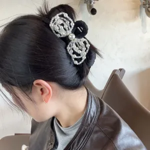 Perlen Schleife Haarklammer für Damen, elegante schwarze französische Haarspange Detail.