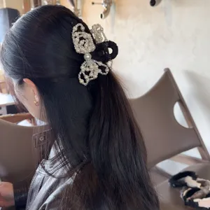 Detaillierte Ansicht der Perlen Schleife Haarklammer, eleganter Haarclip fuer Damen Stil.
