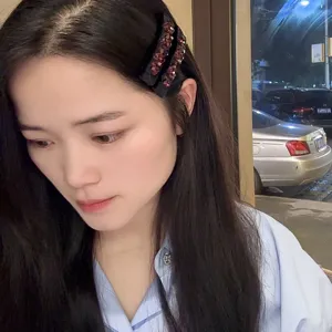 Barrette à cheveux en velours noir avec strass brillants, pince clic élégante et tendance.