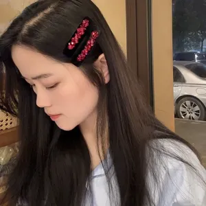 Détail de pince à cheveux en velours strass, élégante pince latérale rétro pour look quotidien.