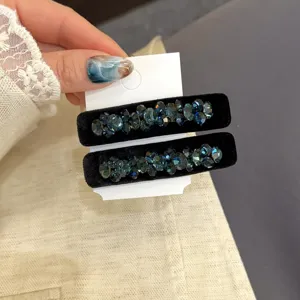 Élégante pince à cheveux en velours noir ornée de strass bleu foncé style rétro.