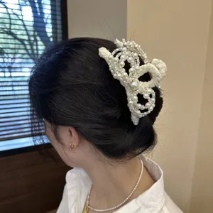 Perlen Schleife Haarklammer für Damen, elegante weiße Stoff Haarkralle für schicke Frisuren.