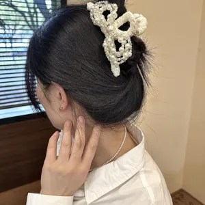 Detailansicht der Perlen Schleife Haarklammer, eleganter Haarschmuck für stilvolle Frisuren.