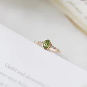 Λεπτό επιχρυσωμένο δαχτυλίδι 14k με συνθετικό περιδότιο και λαμπερές πέτρες για στυλ.