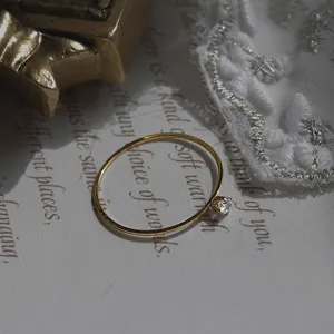 Μινιμαλιστικό μονόπετρο δαχτυλίδι από ασήμι 925 με επιχρύσωση 14k λεπτομέρεια κοντινό