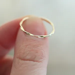 Minimalistiko kyma dahtylidi apo asimi 925 epichrysomeno me chryso 14k, lepto kai stilato.