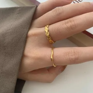 Ensemble de bagues dorées avec serpent et motif floral, bijoux de doigt tendance et chic.