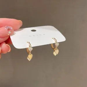 Charmantes boucles d'oreilles créoles double cœur plaquées or 14K avec strass scintillants.