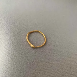 Gros plan de la bague serpent dorée, montrant une texture d'écailles et un design ouvert.