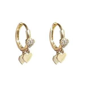Créoles cœur en argent 925 plaqué or avec double pendentif cœur et zircons étincelants.