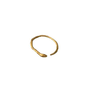 Bague ouverte serpent en argent sterling plaqué or 18K minimaliste, vue principale du bijou.