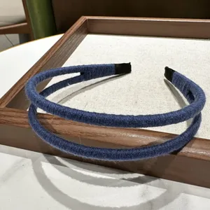 Nahaufnahme des dunkelblauen garnummantelten Doppelstrang-Haarreifs, ein cozy Winter-Accessoire.