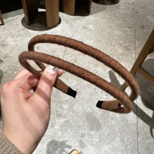 Braunes Garn doppeltes Stirnband Detailansicht, minimalistischer Retro Haarreif.