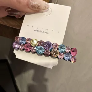 Barrette à cheveux strass scintillante avec cristaux colorés sur carte, accessoire élégant pour femmes.