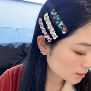 Détail de pince à cheveux scintillante en strass, barrette étroite élégante pour frange.