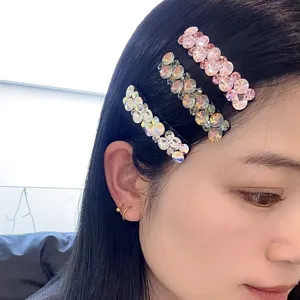 Détail de barrette à cheveux en strass étincoyants avec cristaux sur fixation fine et élégante.
