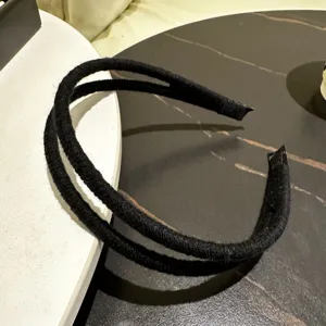 Schlichtes schwarzes Woll Doppelstrang Stirnband, vielseitiges Haaraccessoire fuer den Winter.