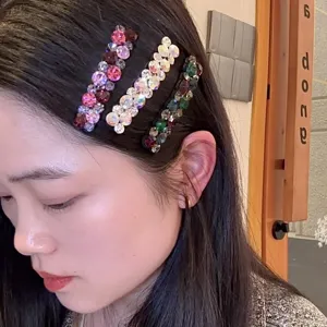 Gros plan de pinces à cheveux étincelantes en strass avec de superbes cristaux colorés.