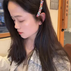 Élégante pince à cheveux en strass pour femmes, barrette latérale scintillante chic accessoire.