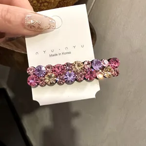 Fine pince à cheveux en strass avec cristaux colorés, accessoire élégant pour un usage quotidien.