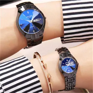 Montre quartz de couple vue detaillee avec bracelet en acier noir et cadran bleu degrade.