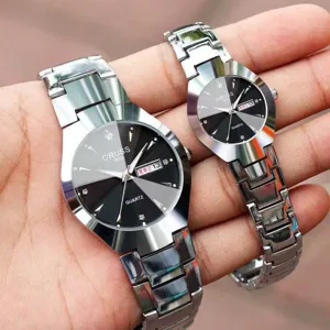 Ensemble de montres quartz couple en acier inoxydable avec un cadran elegant.