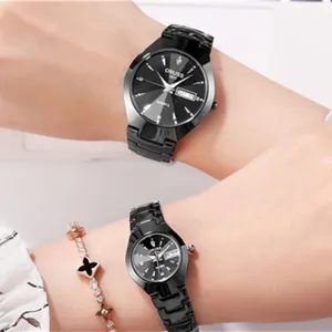 Vue détaillée de montres à quartz élégantes pour couple avec bracelets en céramique noire.