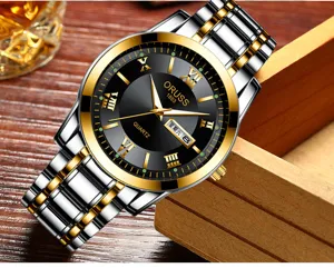 Reloj de cuarzo para hombre de acero con esfera negra, bisel dorado y doble calendario.