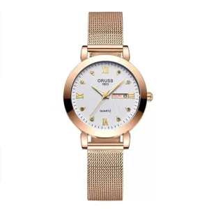 Primer plano detallado de la esfera del reloj de cuarzo de malla de oro rosa elegante.
