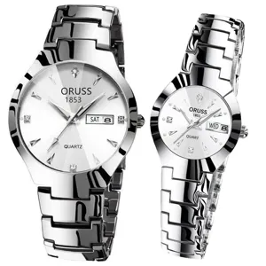 Ensemble de montres à quartz pour couple argentées avec bracelets en métal et cadran clair.